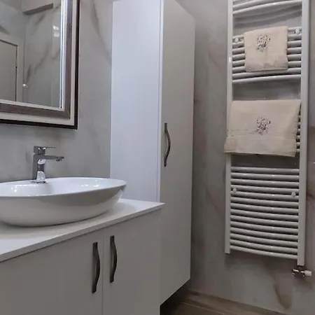 Ebony And Ivory Suites *